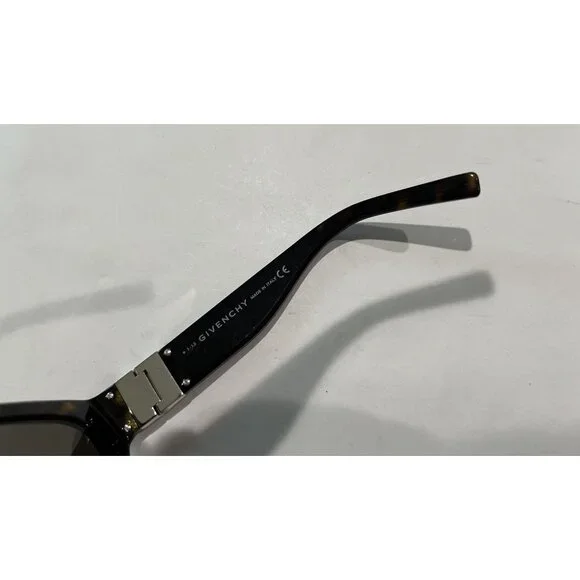 Givenchy Sunglasses GV40008U in Tortoise display picture 2